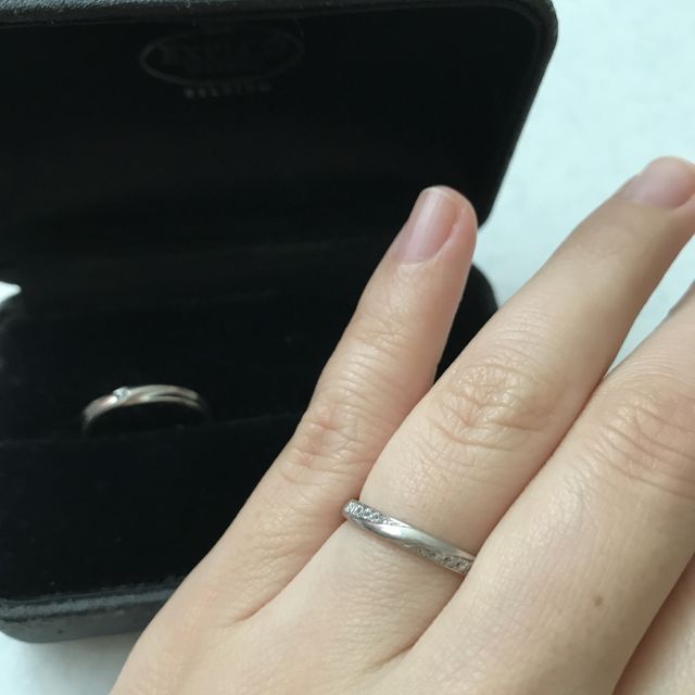 【エクセルコダイヤモンド(EXELCO DIAMOND)の口コミ】 指がゴツいのが悩みだったので、指を綺麗に見せてくれるウェーブ型かV字型…