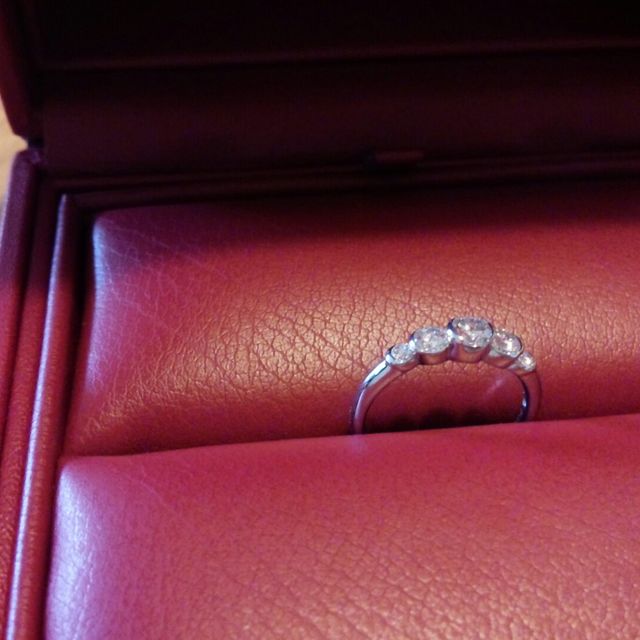 【モニッケンダム(MONNICKENDAM)の口コミ】 大きさが少しずつ異なる５つのダイヤモンドが並んでいる　ゴージャスであ…