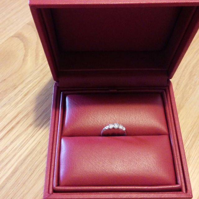 【モニッケンダム(MONNICKENDAM)の口コミ】 大きさが少しずつ異なる５つのダイヤモンドが並んでいる　ゴージャスであ…