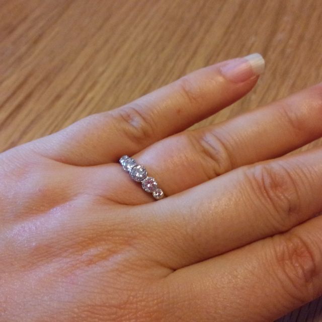 【モニッケンダム(MONNICKENDAM)の口コミ】 大きさが少しずつ異なる５つのダイヤモンドが並んでいる　ゴージャスであ…