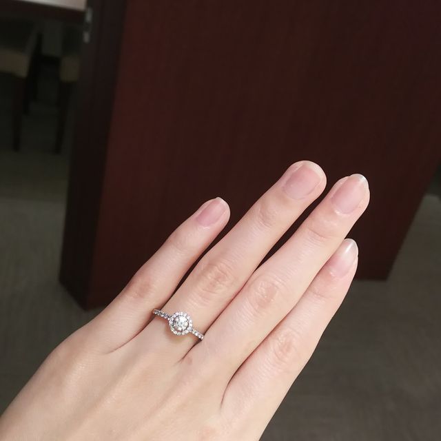 【ギンザタナカブライダル(GINZA TANAKA BRIDAL)の口コミ】 いわゆる立て爪の一粒ダイヤの婚約指輪を試着してみたものの、大きめの手…