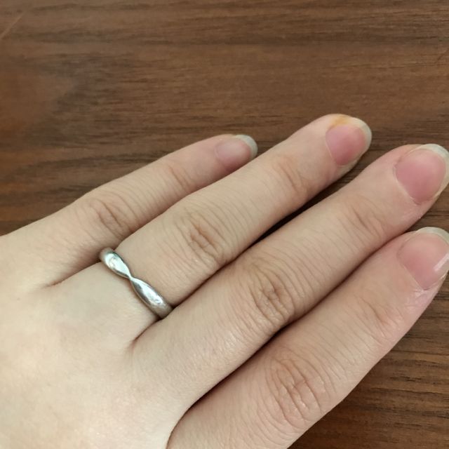 【ティファニー(Tiffany & Co.)の口コミ】 毎日つけるものということと、彼が指輪をつけなれていないということで、…
