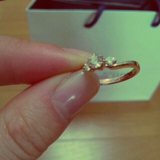 【ROYAL ASSCHER(ロイヤル・アッシャー)の口コミ】 ロイヤルアッシャーダイヤモンドの中で代表的なデザインのものでダイヤモ…