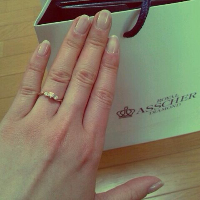【ROYAL ASSCHER(ロイヤル・アッシャー)の口コミ】 ロイヤルアッシャーダイヤモンドの中で代表的なデザインのものでダイヤモ…