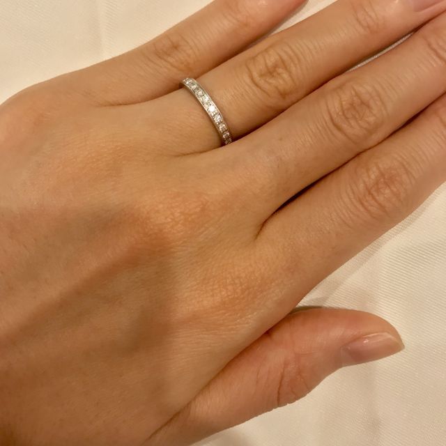 【TASAKI(タサキ)の口コミ】 結婚指輪はダイヤモンドでキラキラしていて、一本で華やかな雰囲気になる…