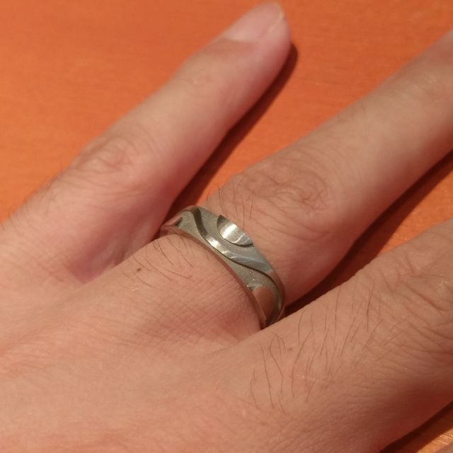 【俄(にわか)の口コミ】 人とあまり被らない個性的なデザインを求めてこの指輪にたどり着きました…