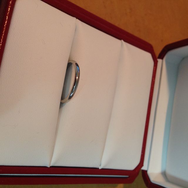 【カルティエ(Cartier)の口コミ】 シンプルな結婚指輪をお探しの方で、指が細い方にお勧めです。毎日身に着…