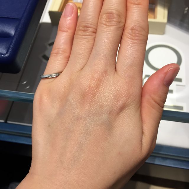 【銀座ダイヤモンドシライシの口コミ】 3ミリ以下で、流れるようなデザイン、石も斜めに綺麗に入っています。また…