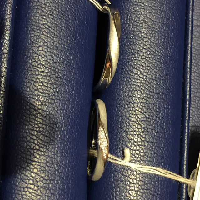 【銀座ダイヤモンドシライシの口コミ】 3ミリ以下で、流れるようなデザイン、石も斜めに綺麗に入っています。また…