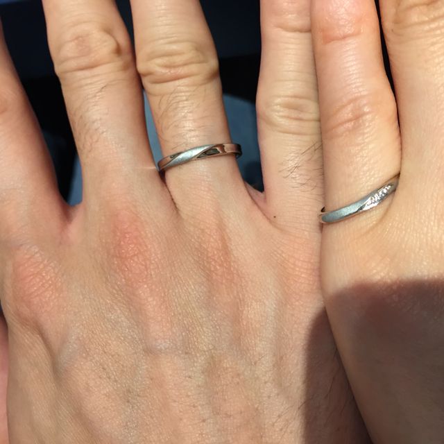 【銀座ダイヤモンドシライシの口コミ】 3ミリ以下で、流れるようなデザイン、石も斜めに綺麗に入っています。また…