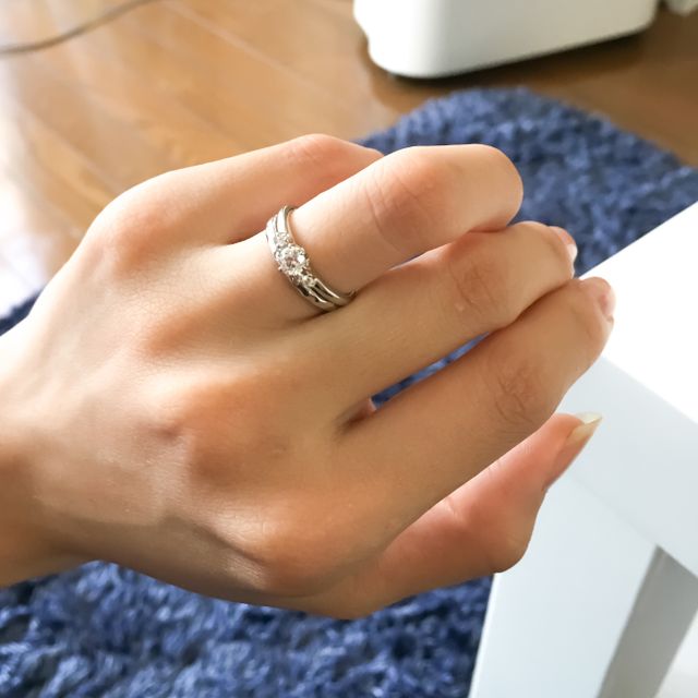 【BRIDGE(ブリッジ)の口コミ】 繊細な作りで、とても上品な指輪に、主人と一目惚れしてその場で即決しま…