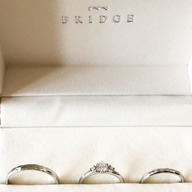 【BRIDGE(ブリッジ)の口コミ】 繊細な作りで、とても上品な指輪に、主人と一目惚れしてその場で即決しま…