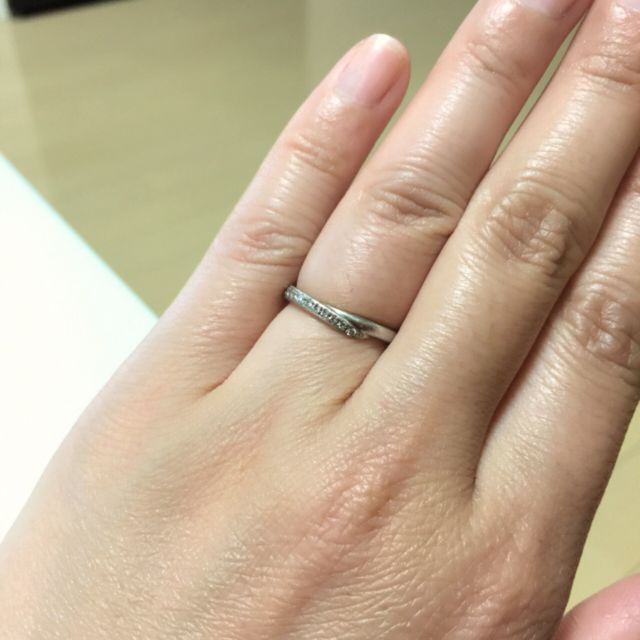 【Galopine & Galopin(ガロピーネガロパン)の口コミ】 シンプルだけどシンプル過ぎないデザインが決め手です。まっすくなライン…