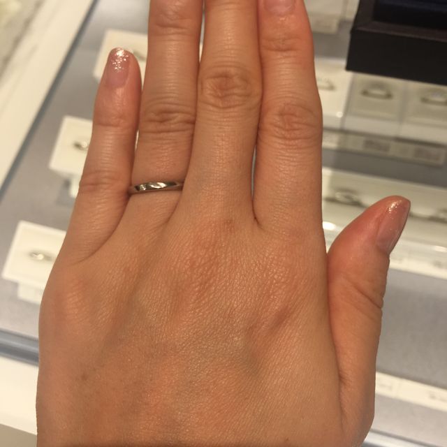 【4℃ BRIDAL(ヨンドシーブライダル)の口コミ】 プラチナで、軽くウェーブのかかったデザインに一石ついています。厚さも3…
