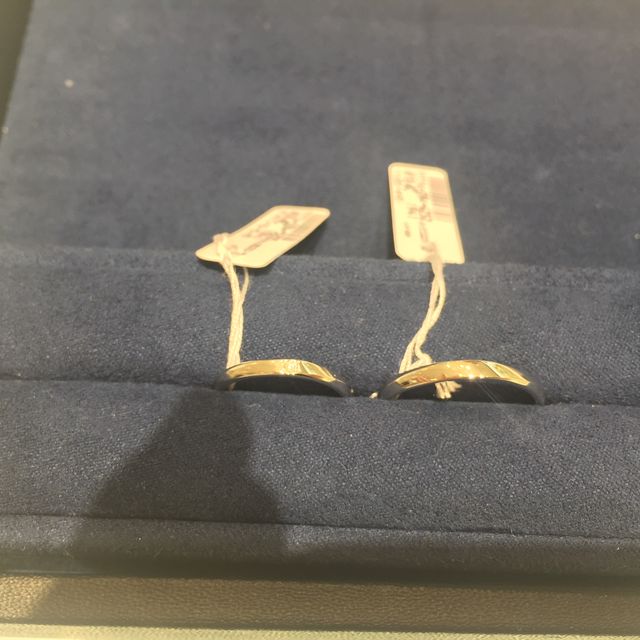 【4℃ BRIDAL(ヨンドシーブライダル)の口コミ】 プラチナで、軽くウェーブのかかったデザインに一石ついています。厚さも3…