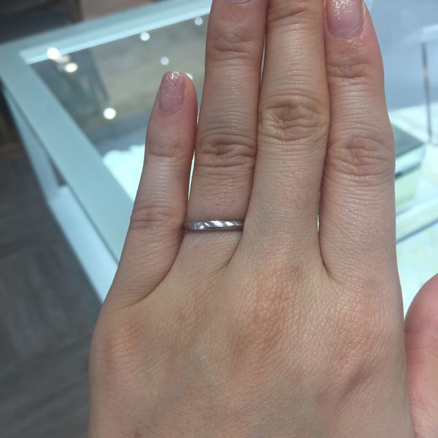 【4℃ BRIDAL(ヨンドシーブライダル)の口コミ】 プラチナで、軽くウェーブのかかったデザインに一石ついています。厚さも3…
