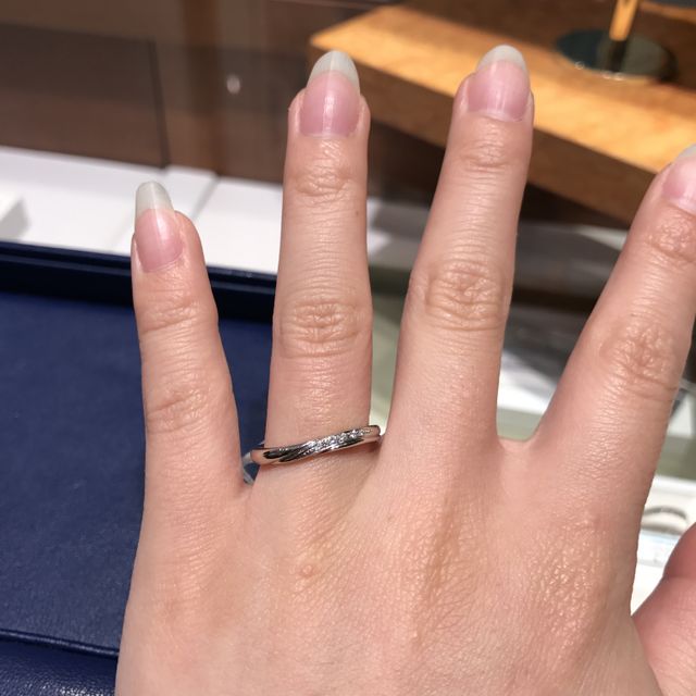 【銀座ダイヤモンドシライシの口コミ】 指輪のデザインが気に入りました。斜めに流れるようなデザインのものを探…