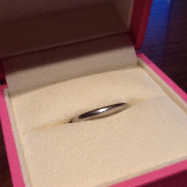 【Love Bond(ラブボンド)の口コミ】 夫婦同じデザインの指輪でカーブの部分など同じデザインですが、妻はカー…