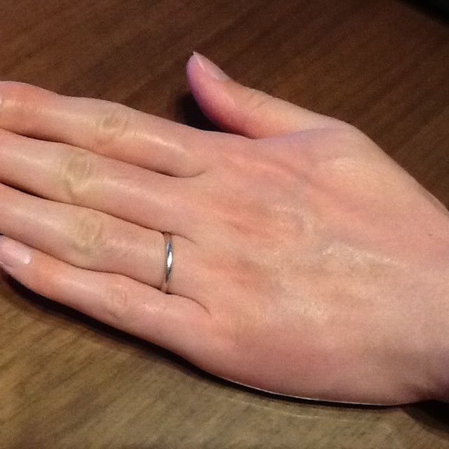 【Love Bond(ラブボンド)の口コミ】 夫婦同じデザインの指輪でカーブの部分など同じデザインですが、妻はカー…