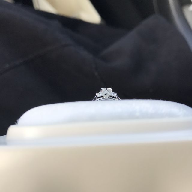 【俄(にわか)の口コミ】 横のデザインが浮いているように見えて珍しく感じました。また、中央に近…