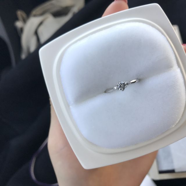 【俄(にわか)の口コミ】 横のデザインが浮いているように見えて珍しく感じました。また、中央に近…