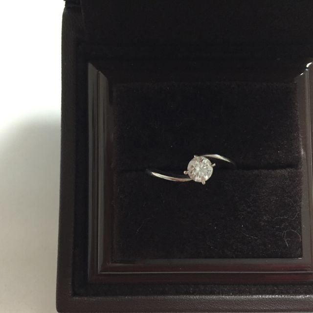 【アイプリモ(I-PRIMO)の口コミ】 ダイヤモンドの下のほうから光がはいるデザインになっており、輝きがとて…