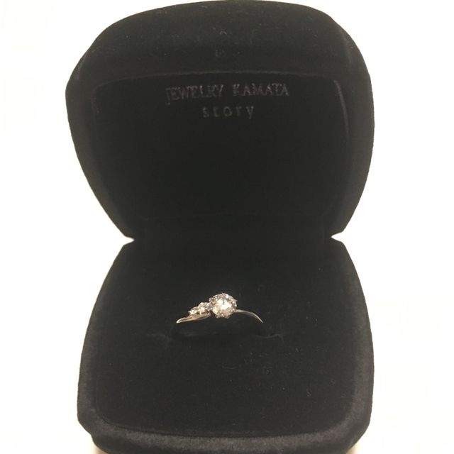 【JEWELRY  KAMATA(ジュエリーかまた)の口コミ】 ディスプレイにあった時一目惚れしました。指が細く見える形でマリッジと…