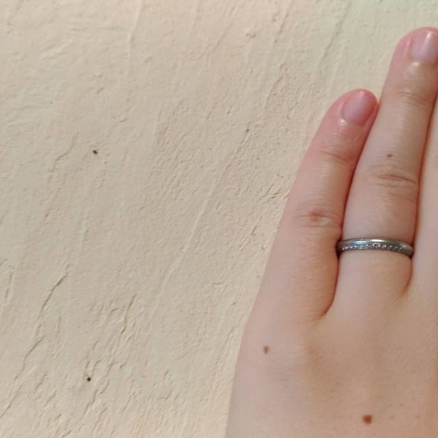 【アイプリモ(I-PRIMO)の口コミ】 女性用は上下？に分かれたデザインで、下半分にダイヤが敷き詰められてい…