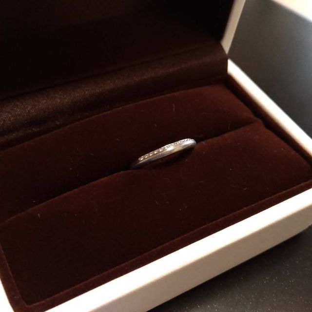 【アイプリモ(I-PRIMO)の口コミ】 女性用は上下？に分かれたデザインで、下半分にダイヤが敷き詰められてい…