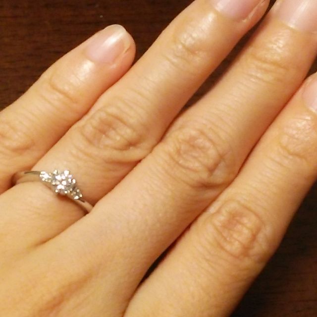 【ラザール ダイヤモンド(LAZARE DIAMOND)の口コミ】 Dグレードのダイヤモンドの両サイドに主張しすぎない程度の小さなダイヤモ…