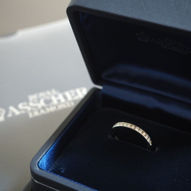 【ROYAL ASSCHER(ロイヤル・アッシャー)の口コミ】 引っかかりがなく、ストレートの指輪がいいと思っていました。結婚指輪と…