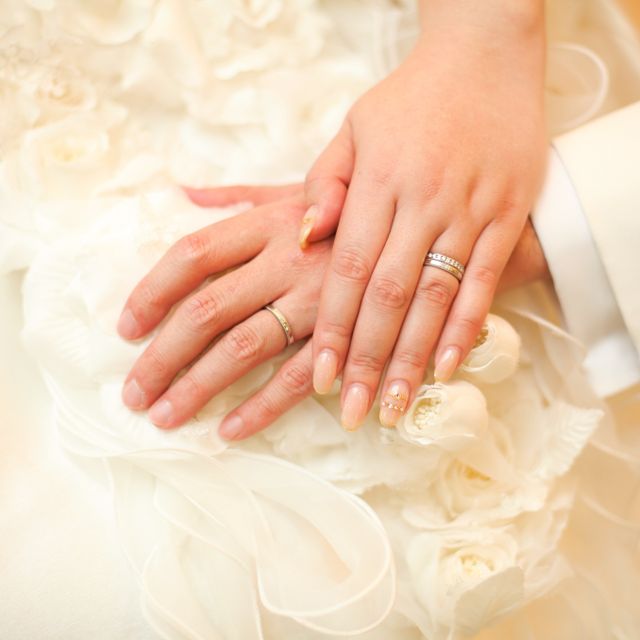 【ROYAL ASSCHER(ロイヤル・アッシャー)の口コミ】 婚約指輪のエタニティリングとぴったり重なって綺麗です。一石のダイヤモ…