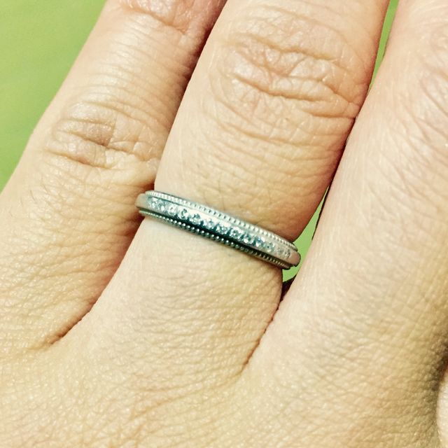 【4℃ BRIDAL(ヨンドシーブライダル)の口コミ】 これから子育てをしていく上で、ダイヤの飾りが半分で、手の内側にはない…