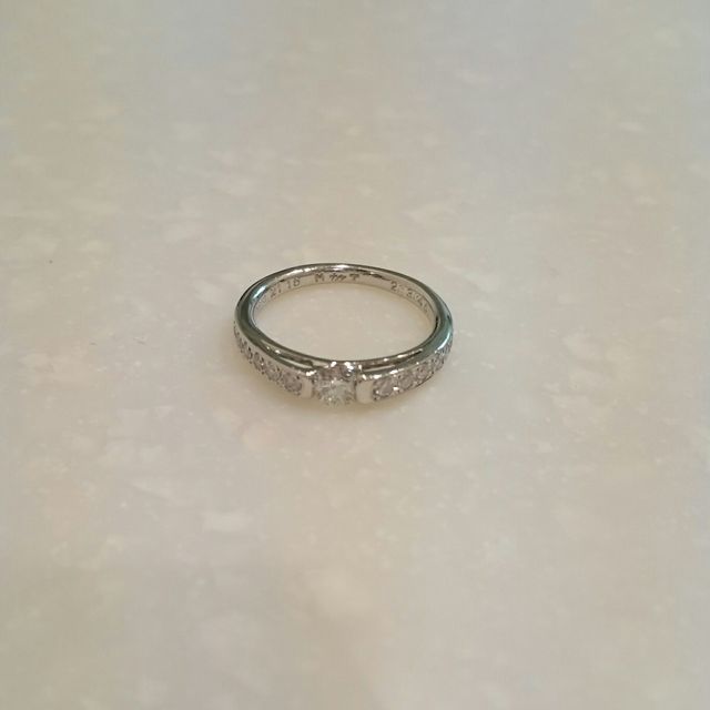 【ラザール ダイヤモンド(LAZARE DIAMOND)の口コミ】 普段使いができてツメの部分が引っかからない埋め込みタイプのデザインを…