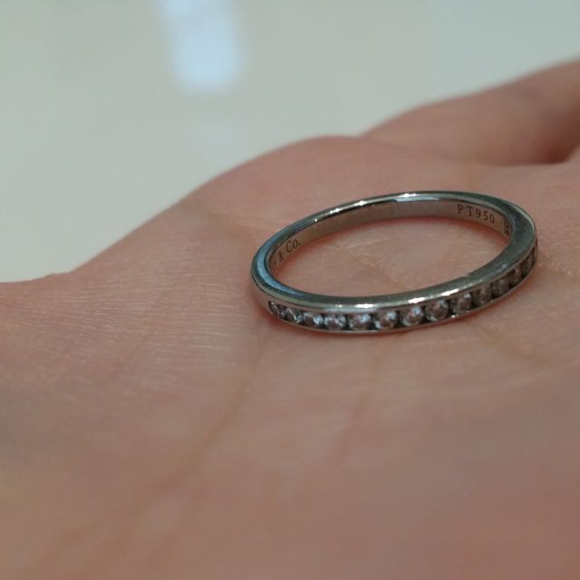 【ティファニー(Tiffany & Co.)の口コミ】 ハーフエタニティなところが可愛い。
どの角度から見てもキラキラと輝いて…