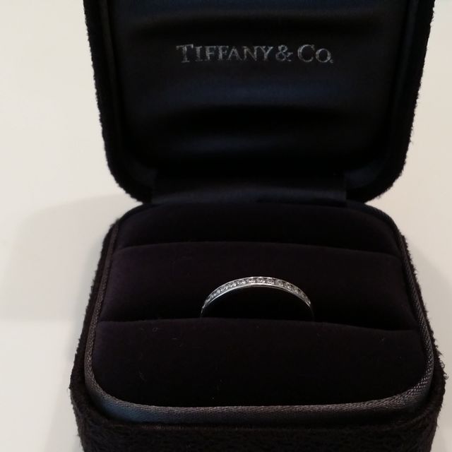 【ティファニー(Tiffany & Co.)の口コミ】 ハーフエタニティなところが可愛い。
どの角度から見てもキラキラと輝いて…