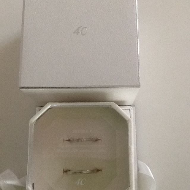 【4℃ BRIDAL(ヨンドシーブライダル)の口コミ】 シンプルな中にも、とても小さいですがダイアが光っていて、いろいろ作業…