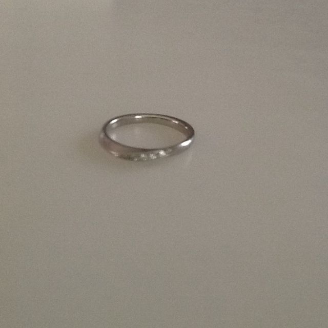 【4℃ BRIDAL(ヨンドシーブライダル)の口コミ】 シンプルな中にも、とても小さいですがダイアが光っていて、いろいろ作業…