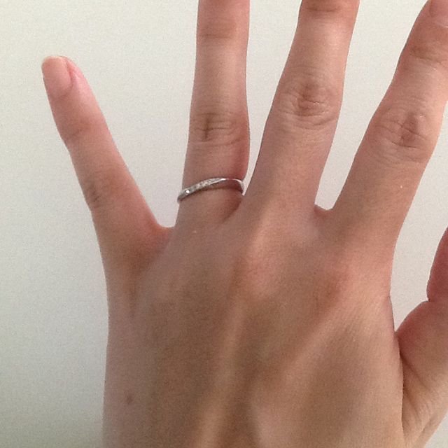 【4℃ BRIDAL(ヨンドシーブライダル)の口コミ】 シンプルな中にも、とても小さいですがダイアが光っていて、いろいろ作業…