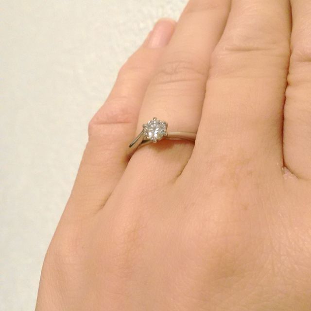 【銀座ダイヤモンドシライシの口コミ】 ダイヤモンドがキレイに見えるデザインだったことです。
台座部分に空間が…