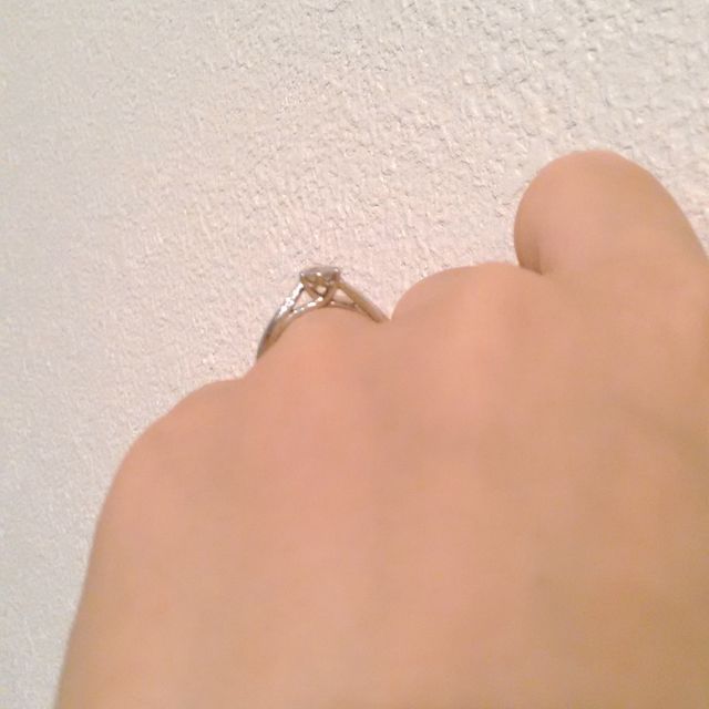 【銀座ダイヤモンドシライシの口コミ】 ダイヤモンドがキレイに見えるデザインだったことです。
台座部分に空間が…