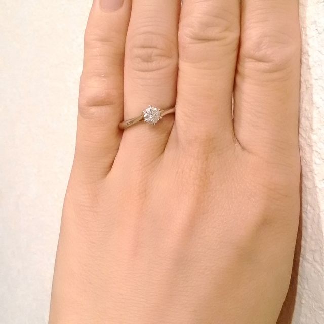 【銀座ダイヤモンドシライシの口コミ】 ダイヤモンドがキレイに見えるデザインだったことです。
台座部分に空間が…