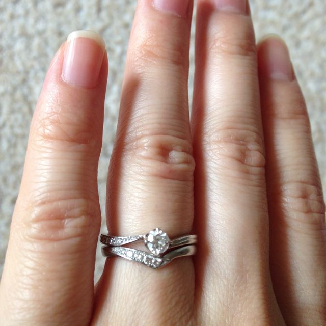 【4℃ BRIDAL(ヨンドシーブライダル)の口コミ】 指が長く見えるＶ字で、ダイヤが入っているのを探していたところ、ぴった…