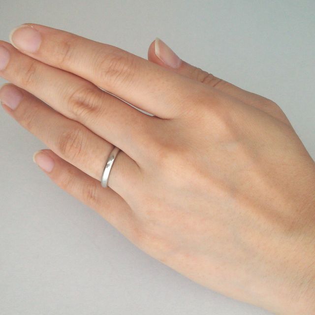 【THE KISS(ザ・キッス)の口コミ】 指につけていて違和感のない細身なタイプのリングで、ずっとつけていても…