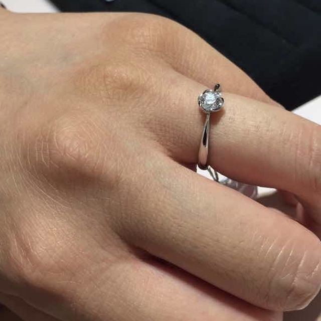 【TRECENTI(トレセンテ)の口コミ】 とても可愛らしいフローラのリングでした。
高さも控えめで、引っかかりも…