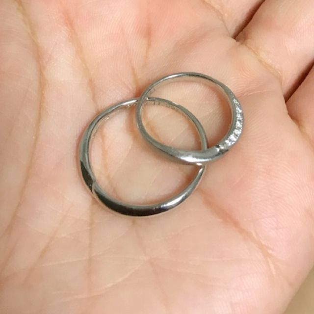 【SONARE(ソナーレ)の口コミ】 婚約指輪が少しウェーブかかっていたので、重ね付けのことも考えて希望し…