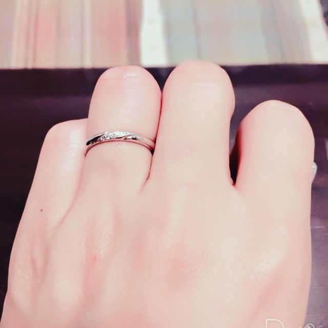 【エクセルコダイヤモンド(EXELCO DIAMOND)の口コミ】 斜めに入っているダイヤの横に小さなダイヤが入っていて、上品なデザイン…