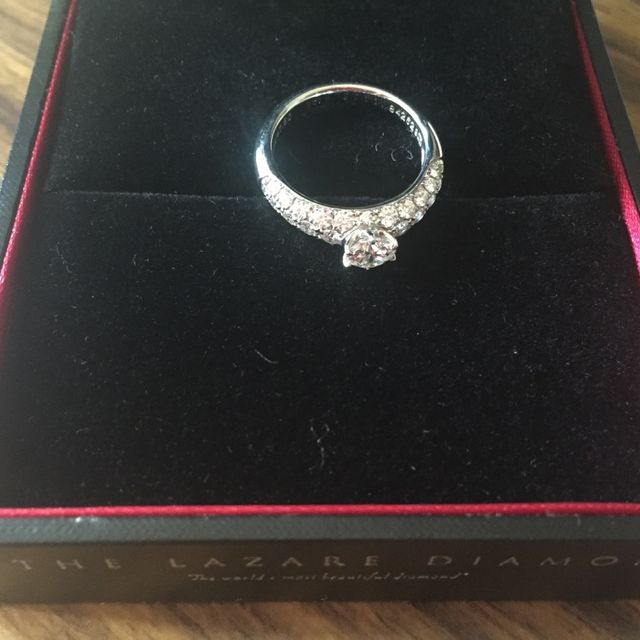 【ラザール ダイヤモンド(LAZARE DIAMOND)の口コミ】 ひと粒ダイヤのリングをいくつか試着した後にこちらのリングを試着したた…