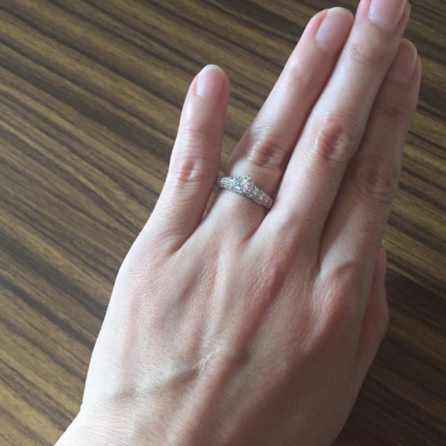 【ラザール ダイヤモンド(LAZARE DIAMOND)の口コミ】 ひと粒ダイヤのリングをいくつか試着した後にこちらのリングを試着したた…