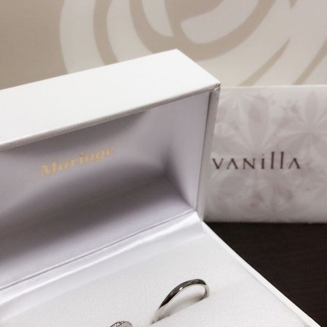 【Mariage ent(マリアージュエント)の口コミ】 特徴的なデザインで決めました。
綺麗な曲線と細身のリングがとても気に入…